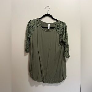 Green lace sleeved size XL lightweight top